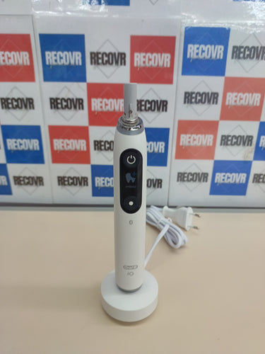 Cepillo dental eléctrico iO9 blanco con estuche de viaje Oral-B